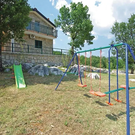 3 Bedroom Cozy In Holiday home Grubine